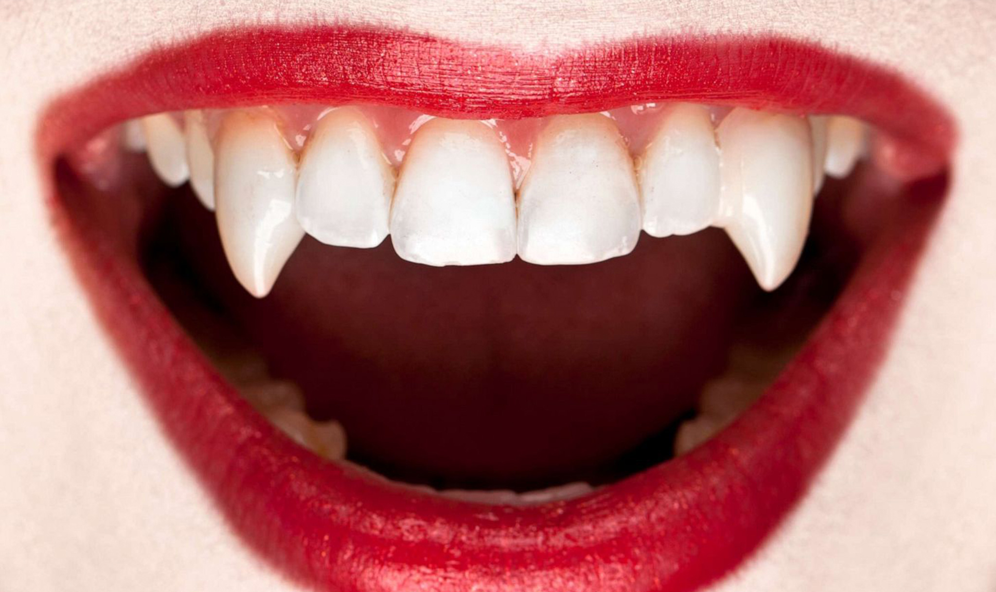 Te has preguntado cómo es que se ven tan naturales los colmillos de vampiro  en las películas? – Sonrisas y Más MX